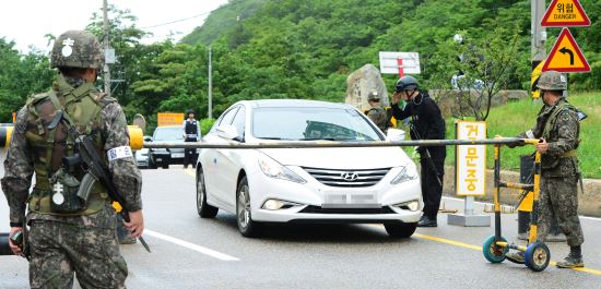 군·경이 22일 강원도 고성의 한 도로에서 검문검색을 하고 있다.