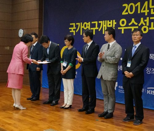 24일 국가연구개발 우수성과 수여식에서 김달현 종근당 이사가 한국과학기술기획평가원 박영아 원장으로부터 인증서를 받고 있다.