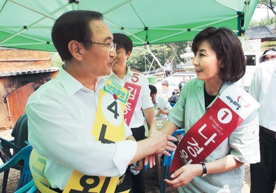 7·30 서울 동작을 보궐선거에 출마한 나경원 새누리당 후보(오른쪽)와 노회찬 정의당 후보가 27일 동작구 흑석로에서 열린 국수나눔 행사에 참석해 서로 악수하고 있다. 김태형 선임기자