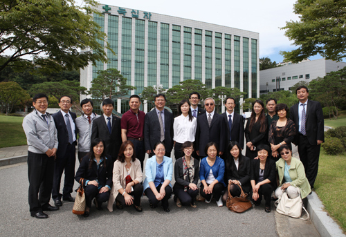 지난 18일 녹십자를 방문한 중국제약협회와 중국 제약사 관계자들이 용인의 녹십자 본사 앞에서 포즈를 취하고 있다.