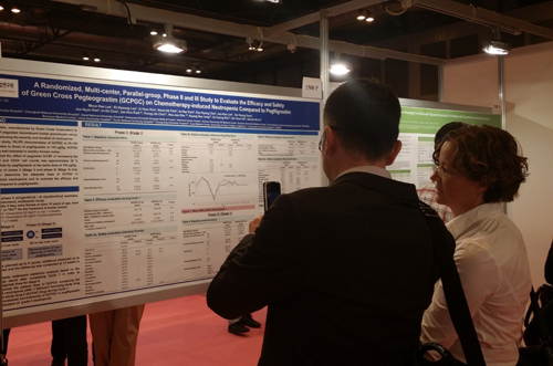 지난달 26일부터 30일까지 스페인 마드리드에서 열린 2014년 유럽종양내과학회에서 참가자들이 녹십자의 호중구감소증 치료제 뉴라펙의 임상결과 포스터를 보고 있다.