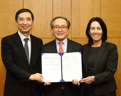 "한국아스트라제네카가 29일 대한결핵 및 호흡기학회와 만성 기도질환 교육연구에 대한 협약을 체결했다. 좌로부터 염호기 학회 보험이사