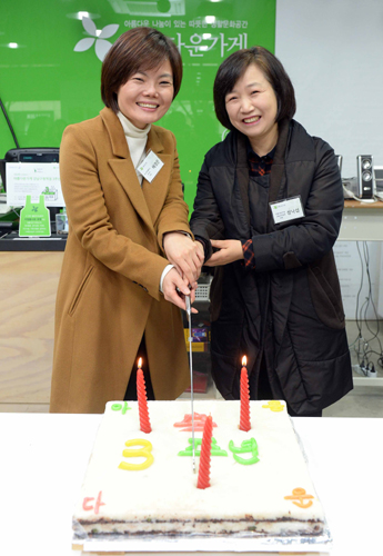 사진은 왼쪽부터 배경은 대표(사노피)과 정낙섭 처장(아름다운가게)가 함께 기념 떡을 커팅하는 모습