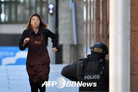 호주 시드니 인질극에서 탈출한 카페 종업원 / ⓒAFP BBNews=News1