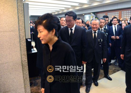 박근혜 대통령이 23일 오후 서울 종로구 연건동 서울대학교 병원 장례식장 고(故) 김 전 대통령 빈소에 들어서고 있다.