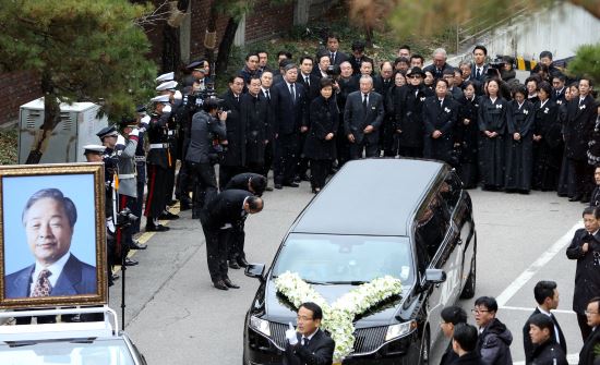 26일 오후 서울 종로구 서울대병원 영안실을 떠나 영결식장인 국회의사당으로 가는 고(故) 김영삼 전 대통령의 운구차를 유족 등이 함께 배웅하고 있다. 청와대사진기자단