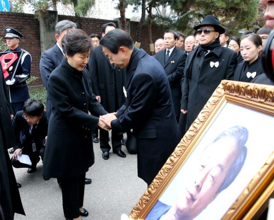 박근혜 대통령이 26일 오후 서울 종로구 서울대병원 영안실을 떠나 영결식장인 국회의사당으로 가는 고(故) 김영삼 전 대통령의 운구차를 유족들과 함께 배웅한 후 차남 현철씨를 위로하고 있다. 청와대사진기자단