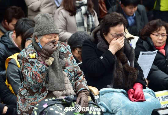 "위안부 피해자 길원옥(88·왼쪽)