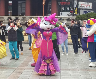 "13일 종각역 보신각 앞에서 롯데월드 어드벤처가 새로운 패스티벌 