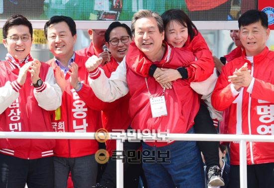 김무성 새누리당 대표가 지난 1일 경기도 수원역 인근에서 열린 당 수원지역 후보자 합동유세에 참석해 지지를 호소하고 있다. 국민일보 구성찬 기자