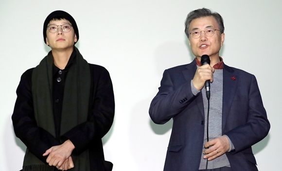 <문재인 대통령은 7일 오전 영화 '1987'을 관람한 후 감독 및 배우들과 무대인사에 나섰다. 사진에서 문 대통령은 극 중 이한열 열사를 연기한 배우 강동원 씨(좌) 옆에서 관람평을 하고 있다. 사진=연합뉴스>