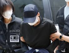 ‘인천 교회 여고생 학대 혐의’ 50대 신도, 법원 출석