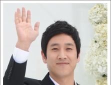 [쿠키 포토] 이선균 “너무 축하한다~”