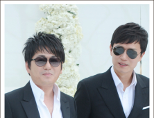 [쿠키 포토] 신승훈, 김민종 ‘통일된 의상’