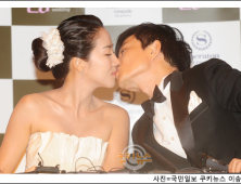 [쿠키 포토] 배우 이범수 ‘달콤한 입맞춤’