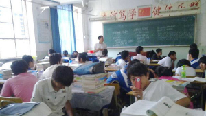 '남녀 포개 앉고 키스까지' 中 교실붕괴 이정도라니…