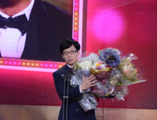 유재석, SBS 연예대상 2년 연속 ‘대상’…“내년엔 호동 형 활약 기대하겠다”(종합)