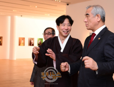 [쿠키 포토] 최광식 문화관광부 장관, 김영일 작가 ‘귀한 사람들’ 관람