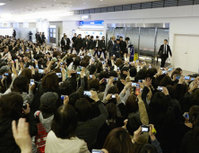 JYJ, 하네다 공항 입국…1천여 팬 몰려 인기 실감