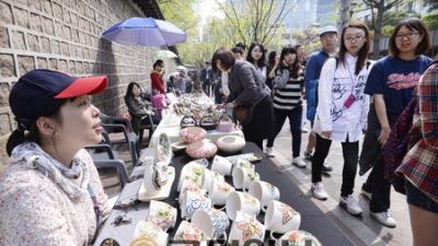 덕수궁 돌담길에서 열린 예술 시장