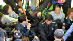 [세월호 침몰 참사] 실종자 가족들의 분노…총력 수색에 나서달라