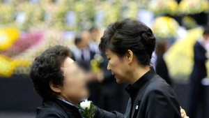 “손톱에 빨간 매니큐어, 이 할머니 수상하다” 박 대통령 위로사진 의혹 제기