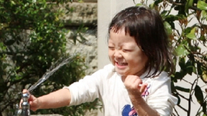 “아 시원해”…추사랑, 물놀이 삼매경