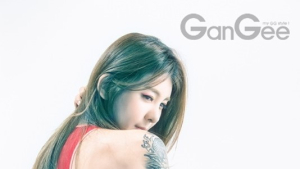 등에 이게 뭐야 타투? 이파니 과감한 뒤태 노출 선보여