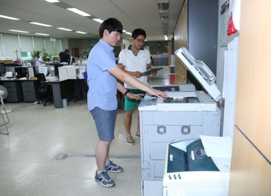 고양시 일산동구청은 8월말까지 한시적으로 남성 공무원들이 쿨비즈니스룩을 입고 근무할 수 있도록 했다. 일산동구청 제공