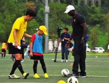 [포토] 축구 기술 전수해주고 있는 맨유 레전드 '드와이크 요크'