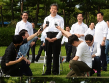 얼음물 뒤집어 쓴 김무성 “박지원·김기춘·김동만 지명”… “무성대장” VS “유민아빠 입원했는데”