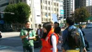 광화문에 나타난 구명조끼 여학생, 인터넷 달구다… 페북지기 초이스