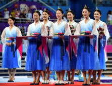 “북한 미녀 응원단보다 더 예쁜 한국 ‘시상식 걸’”…알고보니 승무원 지망 여대생들, AFP 집중조명