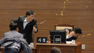 검찰, 안상수 시장에 계란 던진 창원시의원 징역 1년6월 구형