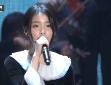 ‘2014 MAMA’ 아이유, ‘날아라 병아리’ 열창하며 故 신해철 애도