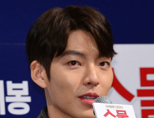 김우빈 “‘스물’ 기점으로 모델 생활 시작… 고민이 많았다”