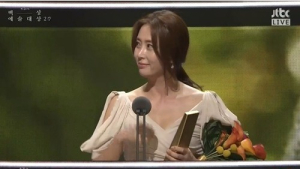 [51회 백상예술대상] 송윤아, 최우수 연기상 “오랜 공백있었다” 눈물