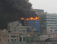 강남구 역삼동 빌딩서 화재…진화중