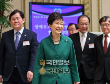 박근혜, 귀국 후 김영삼 전 대통령 빈소 조문·영결식 참석