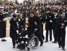 [친절한 쿡기자] ‘YS 장남’ 은철씨 모습 공개… 부축받으며 아버지 ‘마지막 가는 길’ 지켰다