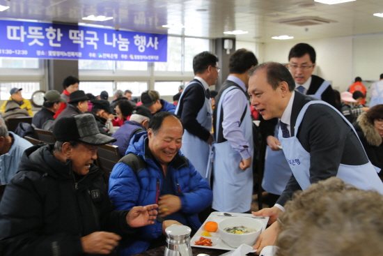 임용택 전북은행장이 29일 전주시 평화동 꽃밭정이노인복지관에서 지역 어르신에게 떡국을 대접하고 있다.