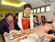 이경섭 농협은행장 “어르신 떡국 드세요”