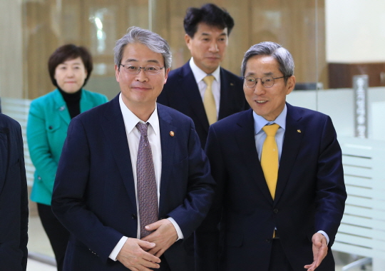 임종룡 금융위원장(왼쪽)이 개인 신용정보 보호 실태를 점검하기 위해 10일 오후 서울 여의도 KB국민은행 본점 영업부를 방문해 윤종규 KB국민은행장과 창구로 이동하고 있다.<사진=연합뉴스>