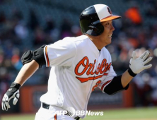 슬슬 깨어나는 김현수, MLB 데뷔 첫 ‘외야’ 안타…박병호는 첫 2루타