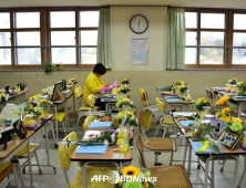 [포토] 세월호 사고로 잃은 딸의 책상에 앉은 어머니