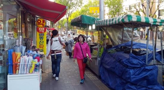 수성구 지산동 목련시장 주변 인도를 점령한 노점상 모습        대구 수성구청 제공