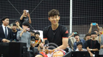 [포토] 손흥민 “많이들 모이셨네요”