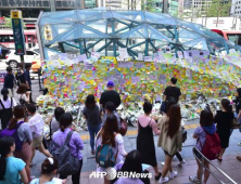 [쿠키 포토] 포스트잇 물결로 가득한 강남역 10번 출구