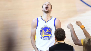 [NBA 이 순간] 커리 “우리가 무릎 꿇은 건 추진력을 얻기 위함이었다”