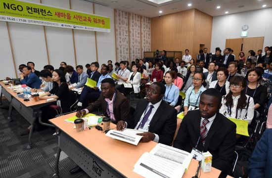 "“새마을운동세계화 사업에 쏠린 눈”  31일 경주화백센터(HICO·하이코)에서 열린 새마을시민교육워크샵에서 세계 각국 NGO 대표들이 새마을운동 세계화사업에 대해 경청하고 있다. <제공=경상북도>"